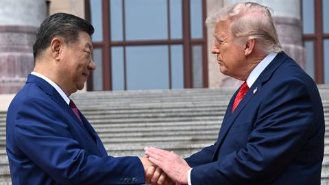 Der chinesische Präsident Xi Jinping begrüßt Donald Trump.