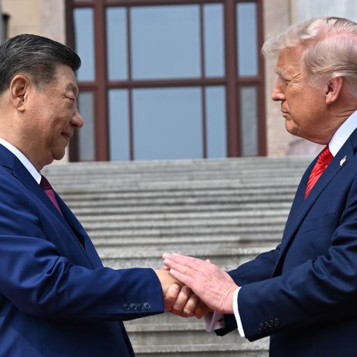 Der chinesische Präsident Xi Jinping begrüßt Donald Trump.