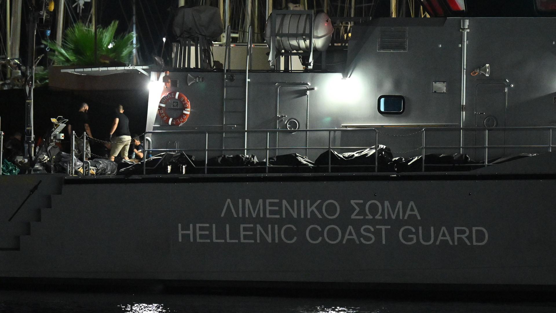 Blick auf die Marinefregatte im Hafen von Kalamata, die geborgene Opfer aus dem Schiffswrack des gesunkenen Flüchtlingsbootes vor Pylos transportiert.

