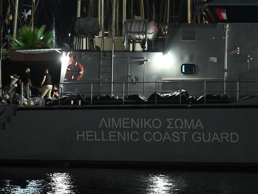 Blick auf die Marinefregatte im Hafen von Kalamata, die geborgene Opfer aus dem Schiffswrack des gesunkenen Flüchtlingsbootes vor Pylos transportiert.
