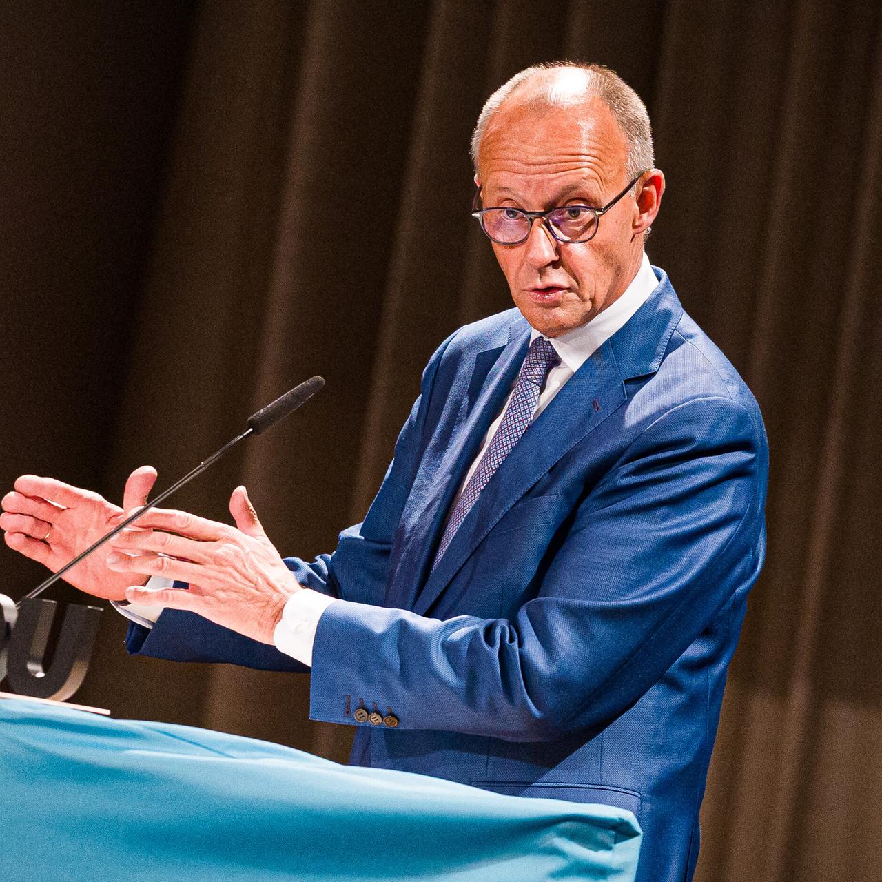 Bundeskanzler Friedrich Merz (CDU) steht am Rednerpult und spricht auf einer Veranstaltung der CDU Niedersachsen.