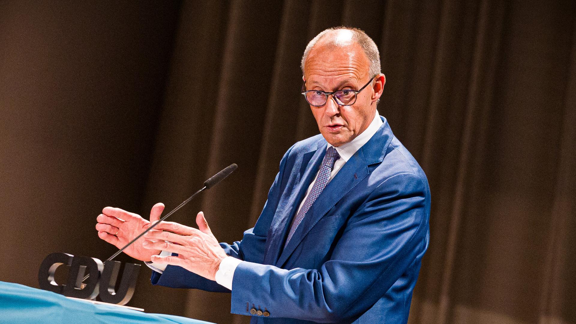 Bundeskanzler Friedrich Merz (CDU) steht am Rednerpult. Er spricht auf einer Veranstaltung der CDU Niedersachsen.