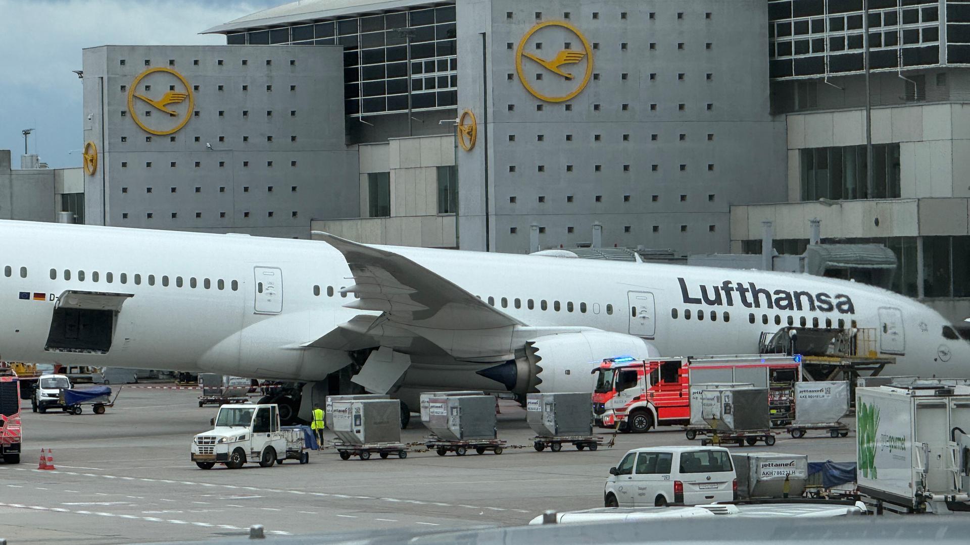 Eine Lufthansa-Maschine "Dreamliner " liegt auf dem Bug vor einem Terminal am Frankfurter Flughafen, nachdem das Bugfahrwerk eingeknickt war.