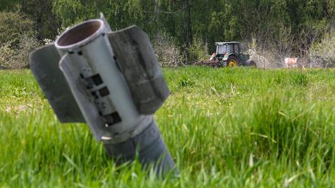 Trümmer einer Rakete auf einem Acker in der Ukraine.