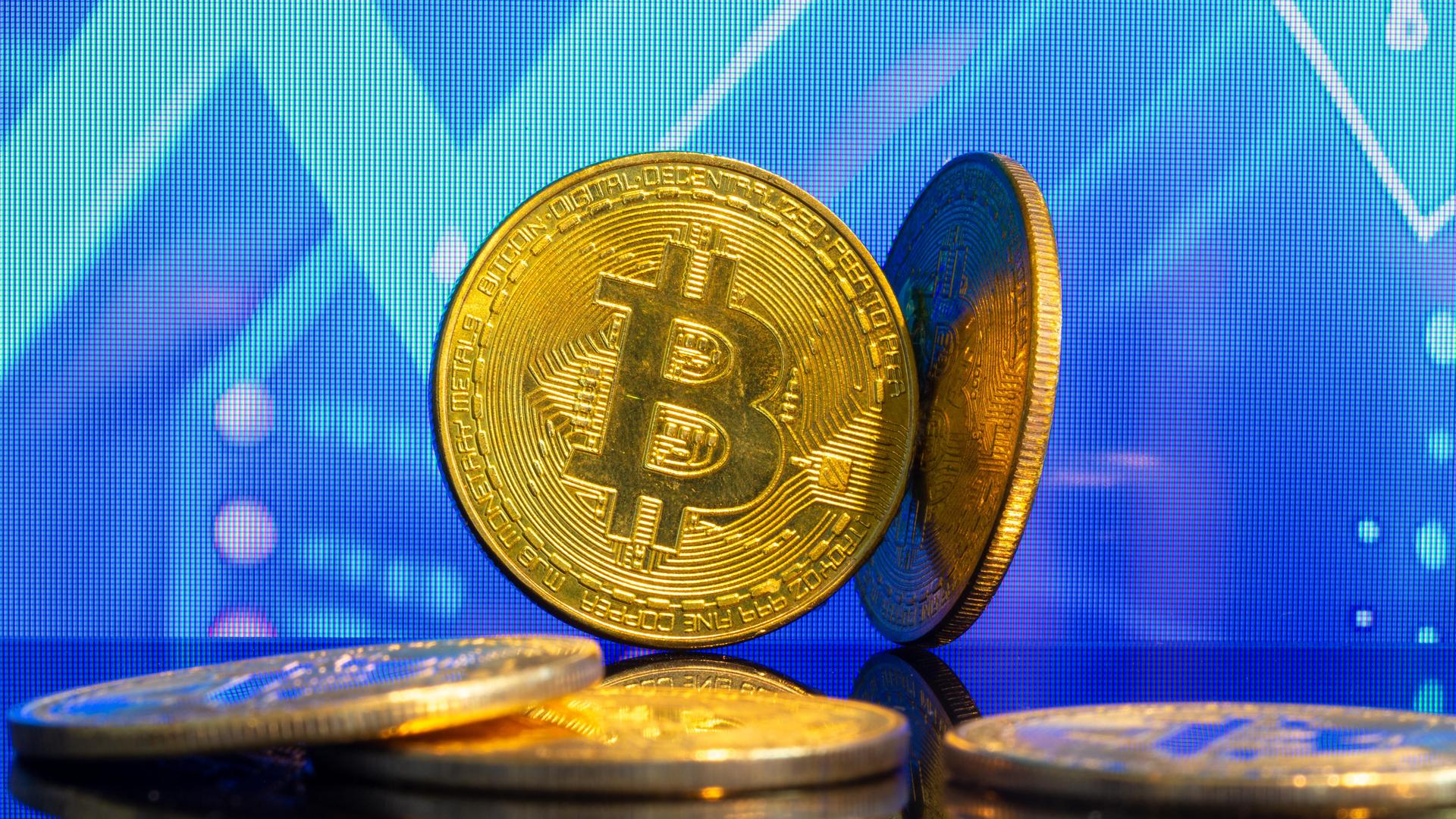 Nahaufnahme von symbolischen Bitcoins