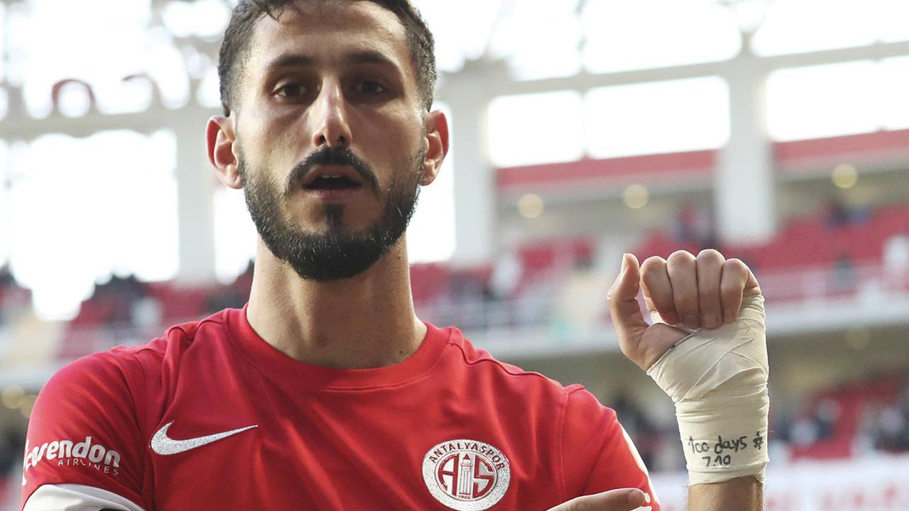 Fußball, Antalyaspor - Trabzonspor - Sagiv Jehezkel zeigt Anti-Terror-Botschaft beim Torjubel Antalyaspor s Israeli player Sagiv Jehezkel was excluded from the squad after he reminded of Hamas attack on his country after scoring a goal against Trabzonspor, Turkish Super League. 18194816