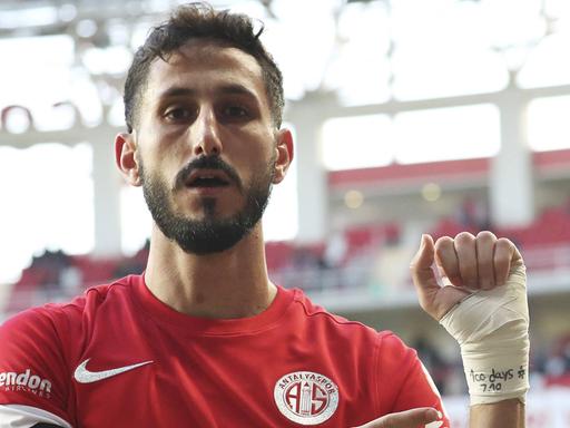 Fußball, Antalyaspor - Trabzonspor - Sagiv Jehezkel zeigt Anti-Terror-Botschaft beim Torjubel Antalyaspor s Israeli player Sagiv Jehezkel was excluded from the squad after he reminded of Hamas attack on his country after scoring a goal against Trabzonspor, Turkish Super League. 18194816