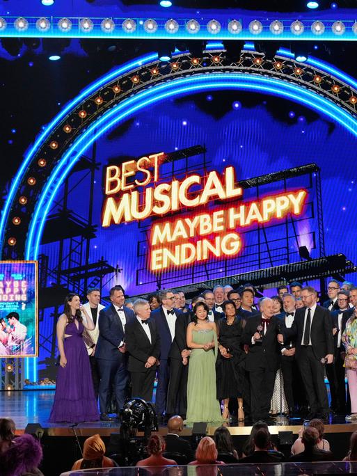 Die Besetzung und die Crew von "Maybe Happy Ending" nehmen den Preis für das beste Musical während der 78. Tony Awards in der Radio City Music Hall entgegen.