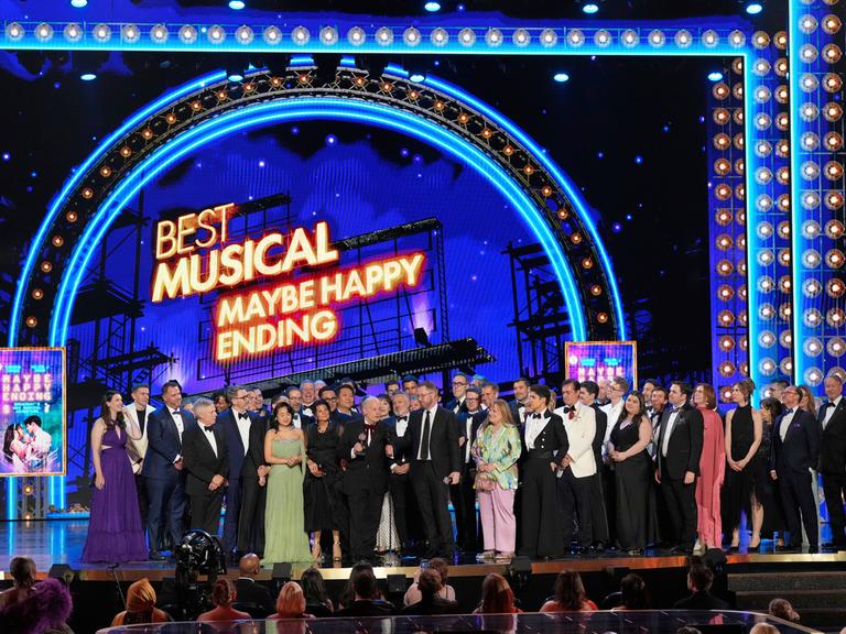 Die Besetzung und die Crew von "Maybe Happy Ending" nehmen den Preis für das beste Musical während der 78. Tony Awards in der Radio City Music Hall entgegen.