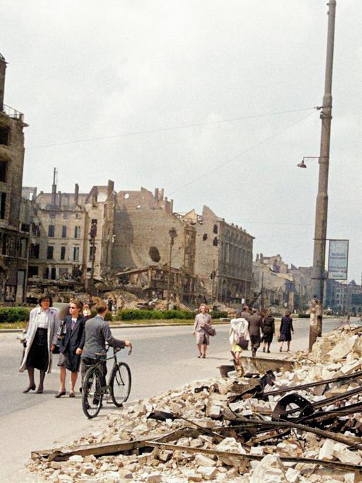 Nachkriegsdeutschland: Die Tauentzienstraße in Berlin. Straßenbild mit Kriegszerstörungen; im Hintergrund die Kaiser-Wilhelm-Gedächtniskirche, links die Ruine des KaDeWe. Foto um 1948, digital koloriert.