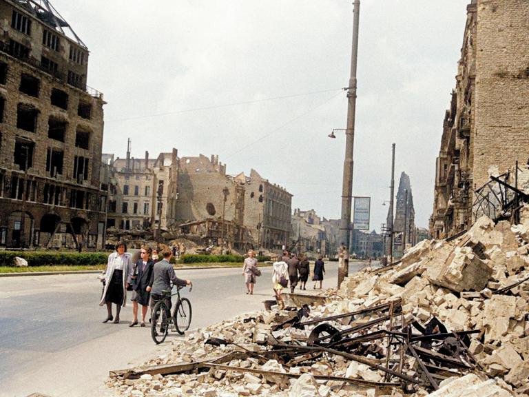 Nachkriegsdeutschland: Die Tauentzienstraße in Berlin. Straßenbild mit Kriegszerstörungen; im Hintergrund die Kaiser-Wilhelm-Gedächtniskirche, links die Ruine des KaDeWe. Foto um 1948, digital koloriert.