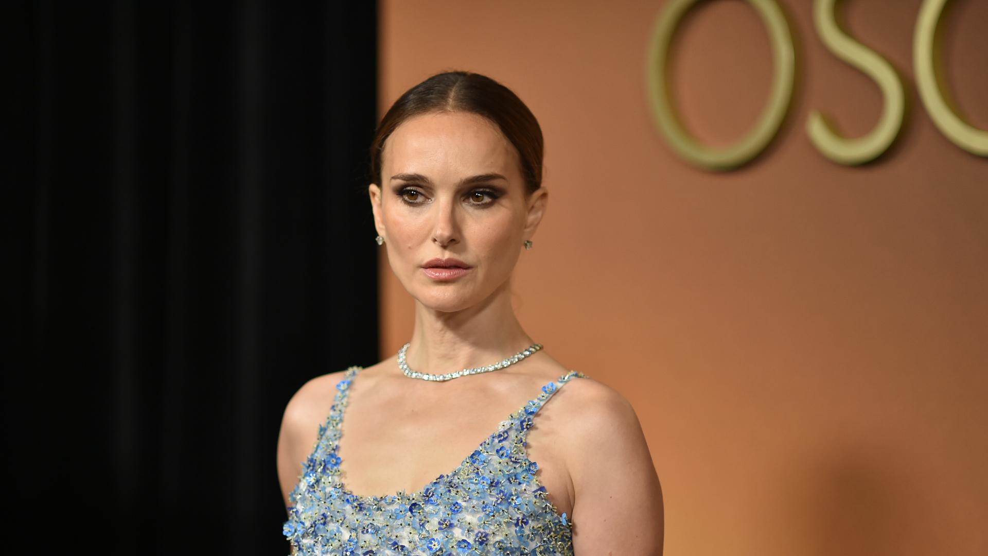 Die Schauspielerin Natalie Portman mit Glitzerkleid und Halskette