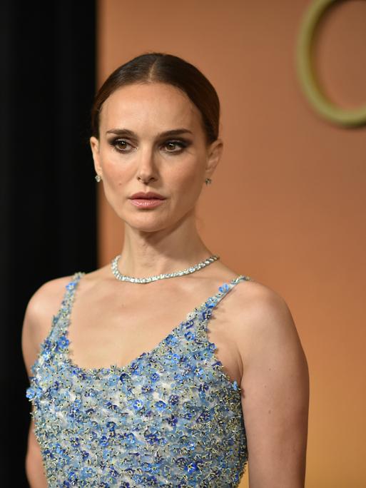 Die Schauspielerin Natalie Portman mit Glitzerkleid und Halskette