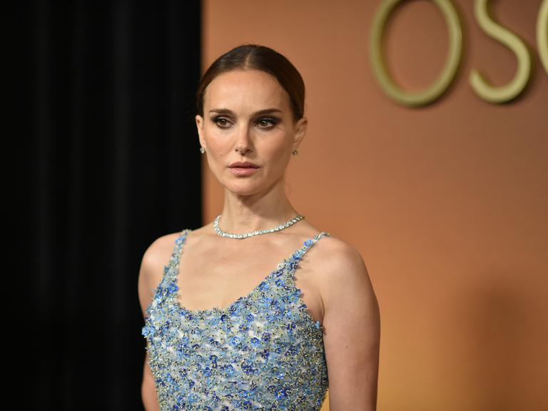 Die Schauspielerin Natalie Portman mit Glitzerkleid und Halskette