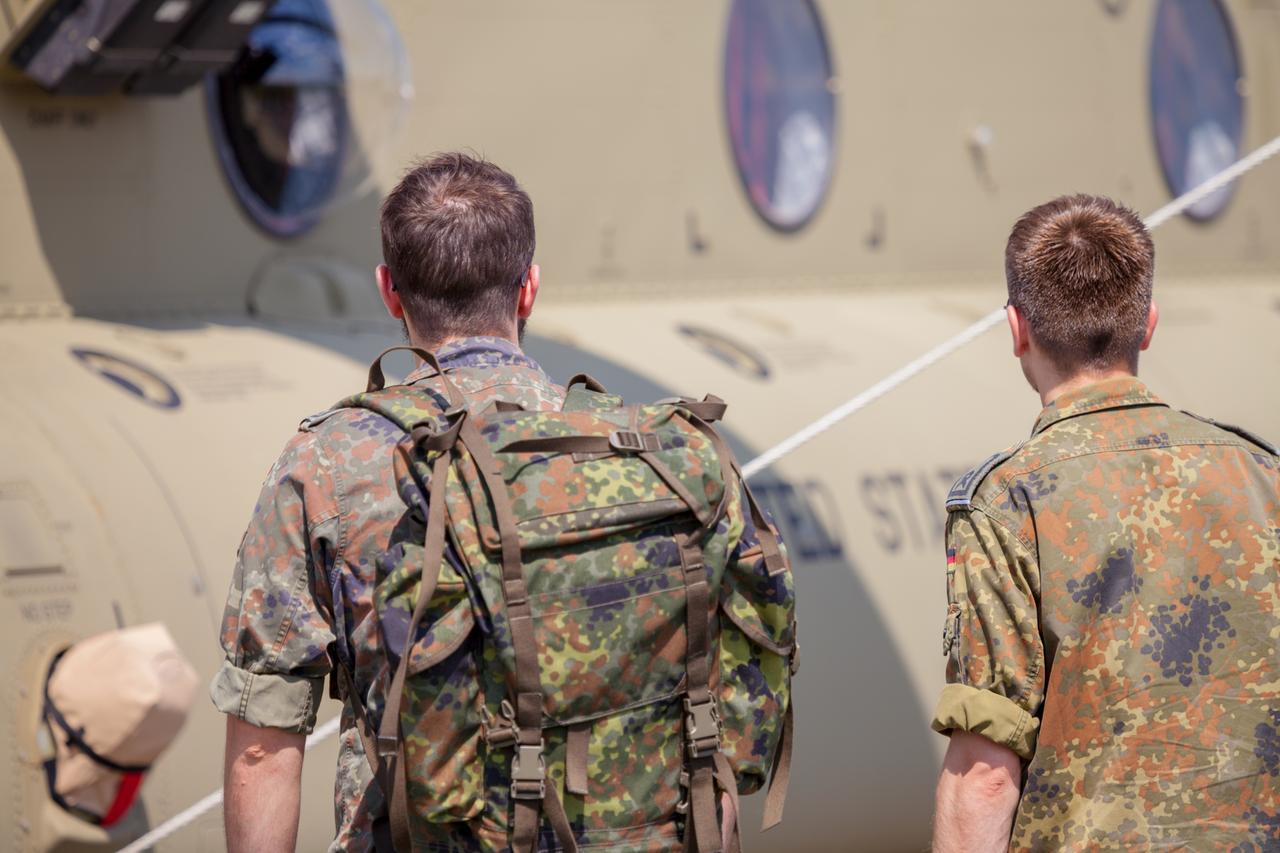 Bundeswehrsoldaten im Irak, fotografiert von hinten.