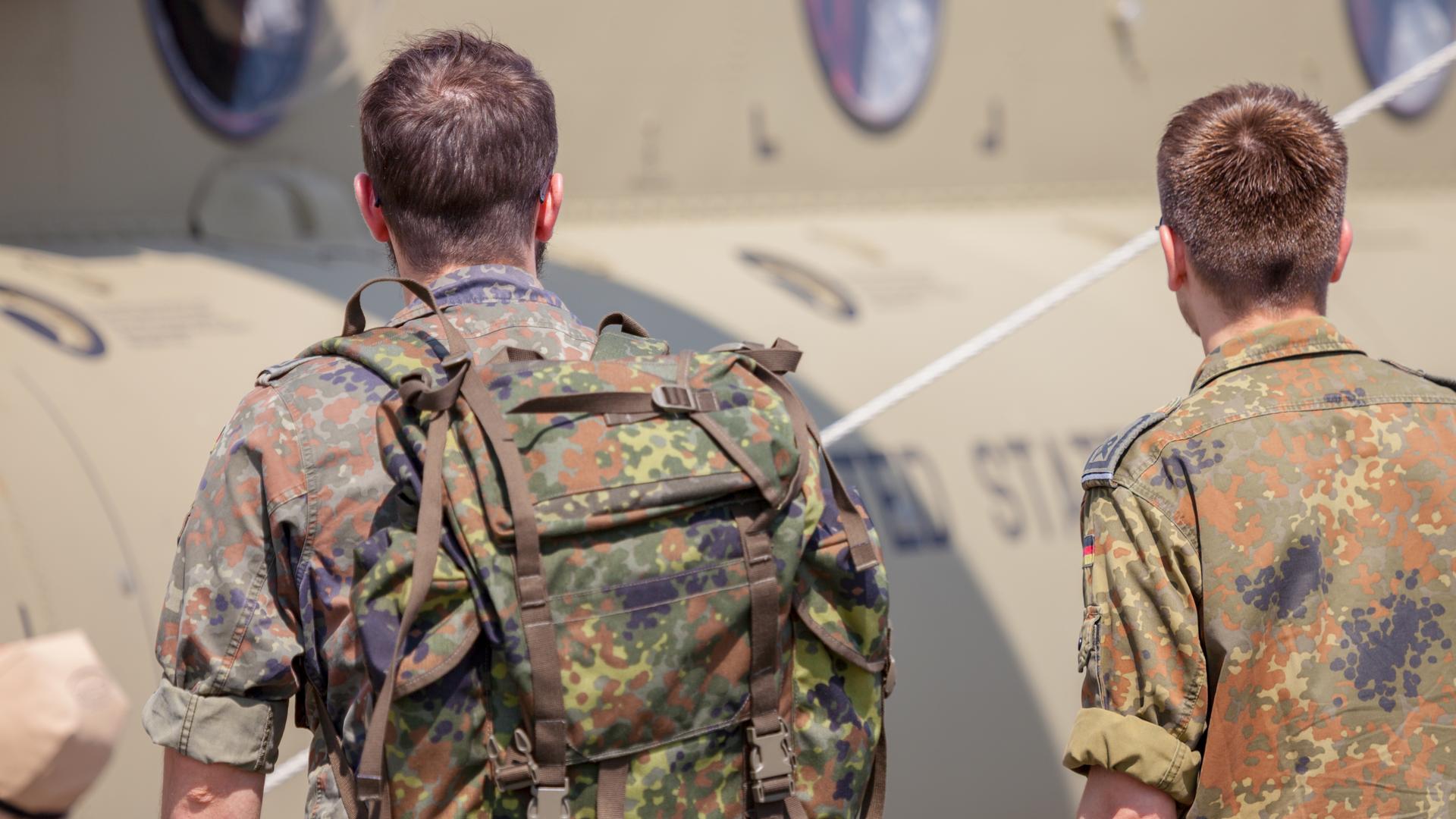 Bundeswehrsoldaten im Irak, fotografiert von hinten. Bundeswehrsoldaten im Irak, fotografiert von hinten.