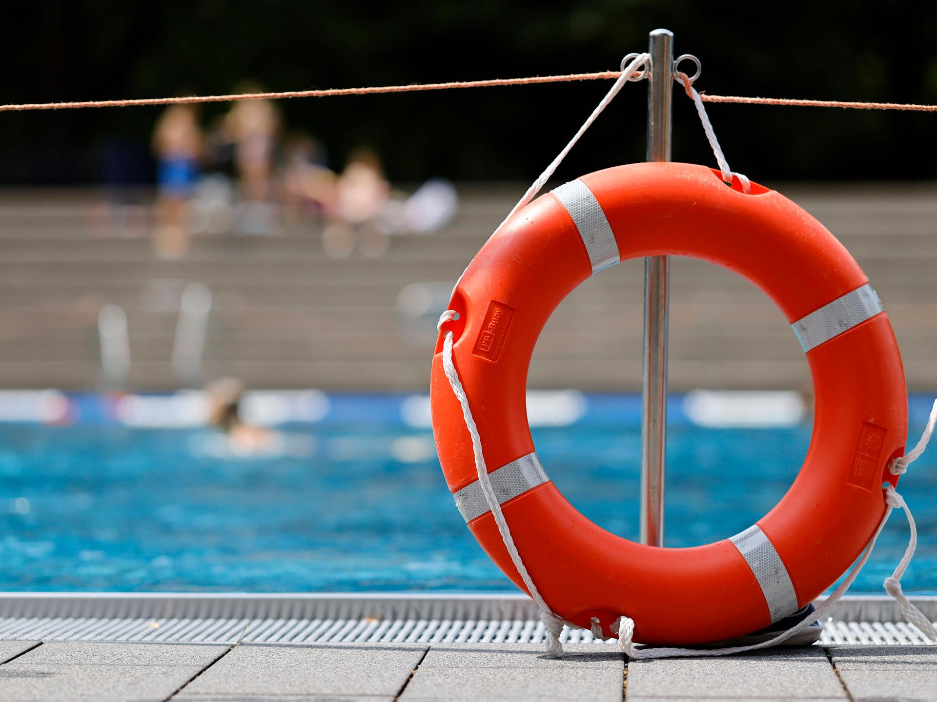 Zu sehen ist ein Rettungsring am Rand eines Schwimmbad-Beckens.