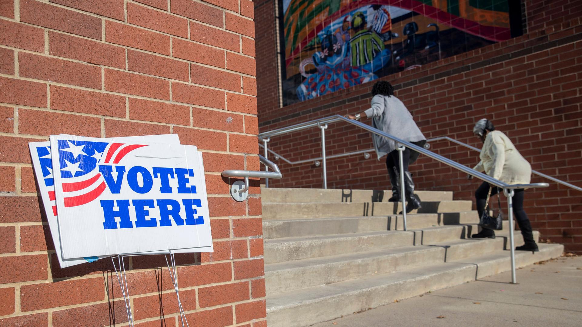 USA, Vorwahlen der Demokraten in South Carolina, zwei Wahlplakate stehen an eine Wand gelehnt.