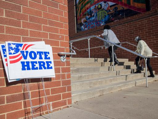 USA, Vorwahlen der Demokraten in South Carolina, zwei Wahlplakate stehen an eine Wand gelehnt.