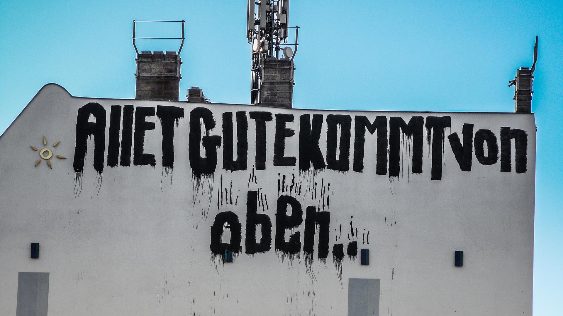 "Allet gute kommt von oben" steht auf einer Mauer in Berlin.