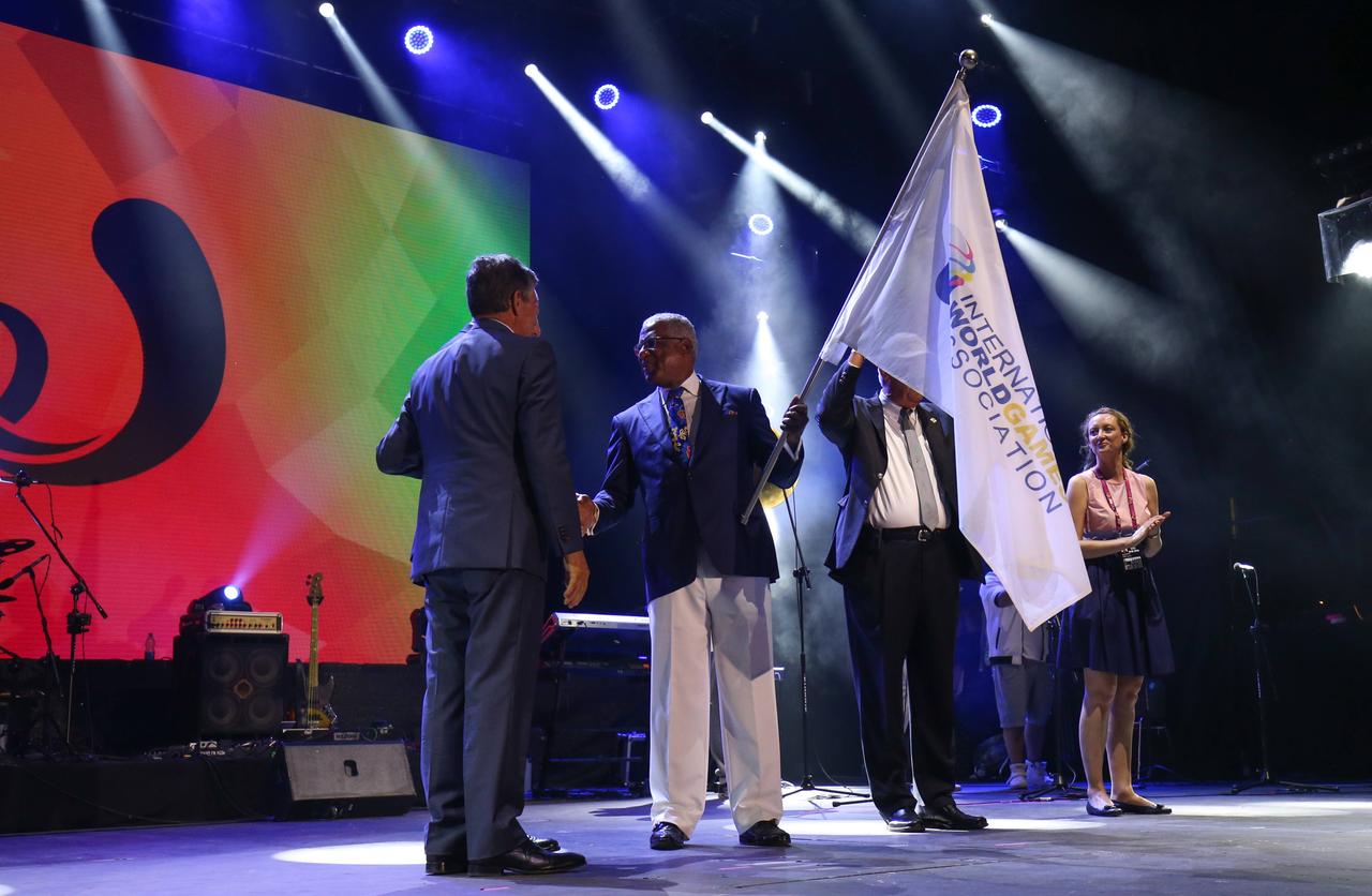 Birminghams Bürgermeister William A. Bell mit der Fahne der World Games bei der Abschlussfeier der Worldgames 2017 in Breslau