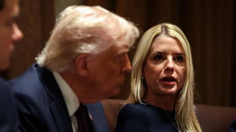 Donald Trump wendet sich im Gespräch seiner Justizministerin Pam Bondi zu.