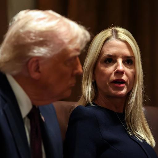 Donald Trump wendet sich im Gespräch seiner Justizministerin Pam Bondi zu.