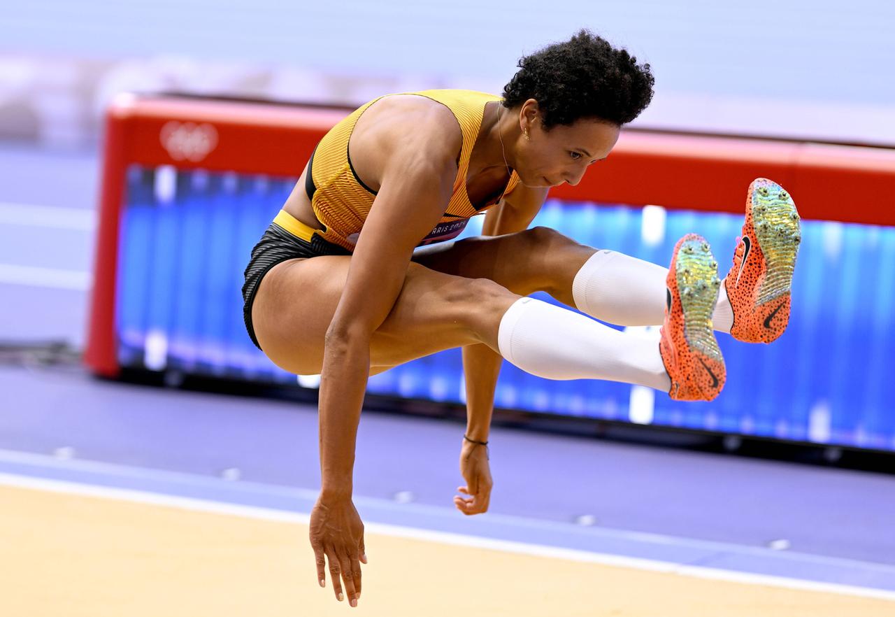 Malaika Mihambo, Deutschlands beste Weitspringerin, springt bei den Olympischen Spielen in Paris