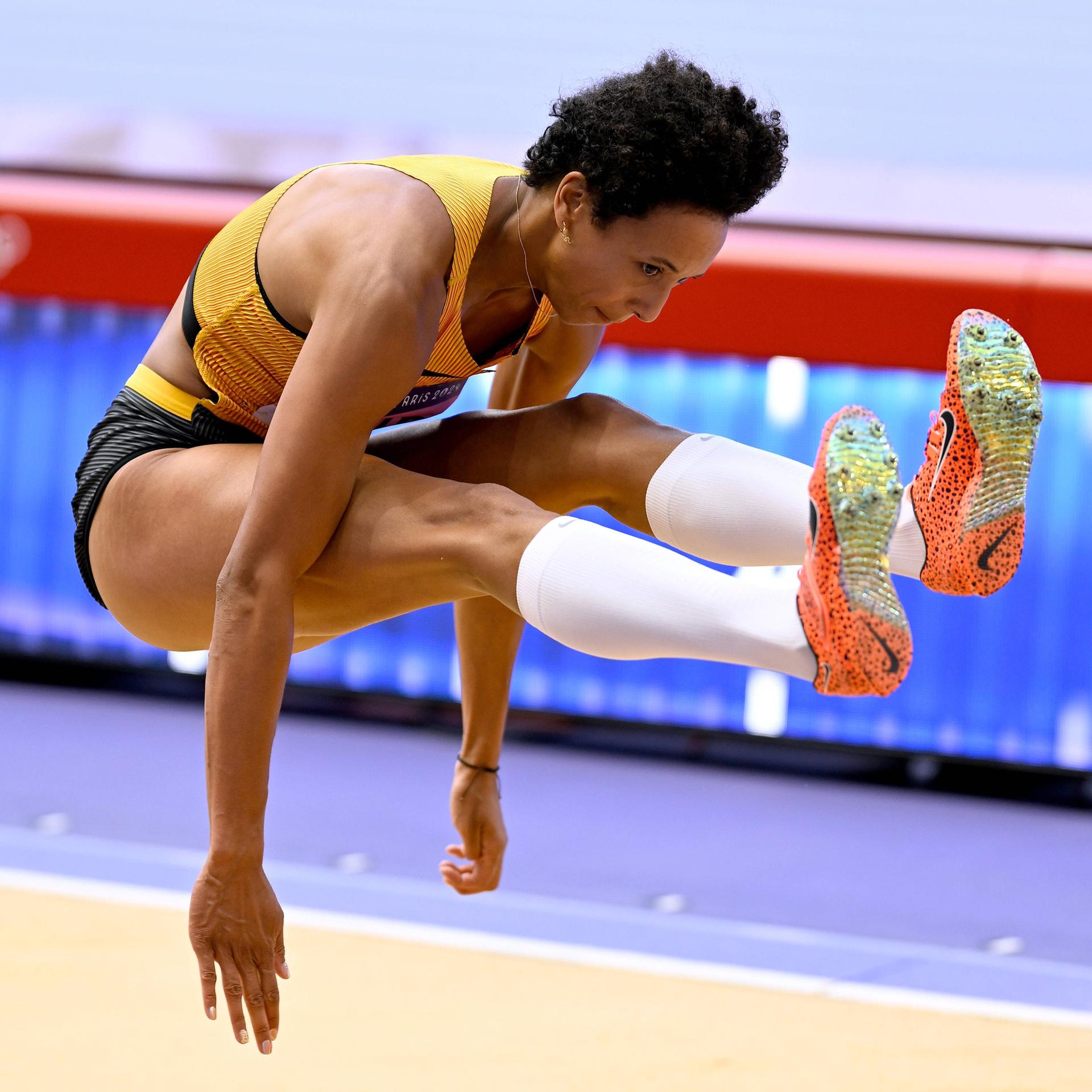 Malaika Mihambo, Deutschlands beste Weitspringerin, springt bei den Olympischen Spielen in Paris