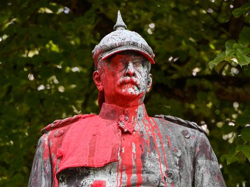 Mit roter Farbe beschmierte Statue des Reichskanzler Otto von Bismarck in Hamburg Altona