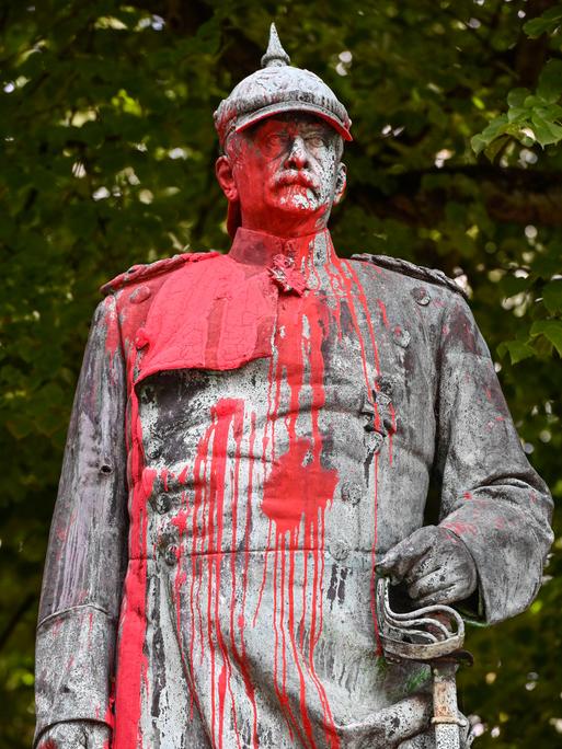 Mit roter Farbe beschmierte Statue des Reichskanzler Otto von Bismarck in Hamburg Altona