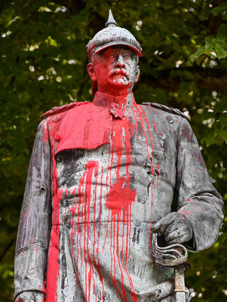 Mit roter Farbe beschmierte Statue des Reichskanzler Otto von Bismarck in Hamburg Altona