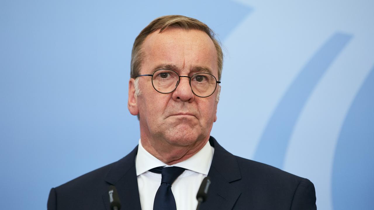 Verteidigungsminister Boris Pistorius schaut bei einer Pressekonferenz ernst in die Kamera.