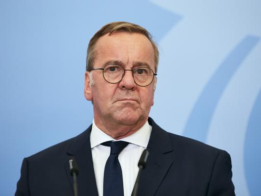 Verteidigungsminister Boris Pistorius schaut bei einer Pressekonferenz ernst in die Kamera.