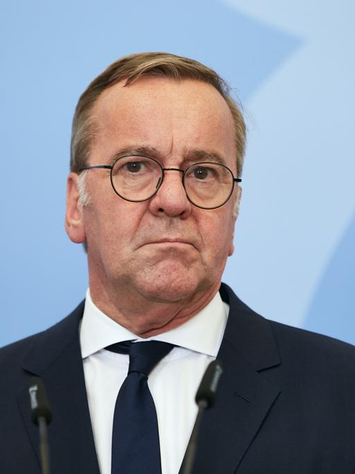 Verteidigungsminister Boris Pistorius schaut bei einer Pressekonferenz ernst in die Kamera.