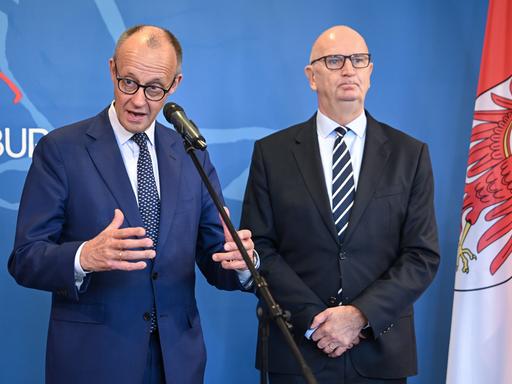 Potsdam: Bundeskanzler Friedrich Merz (l, CDU) und Brandenburgs Ministerpräsident Dietmar Woidke (SPD) geben ein gemeinsames Statement in der Staatskanzlei des Landes Brandenburg.