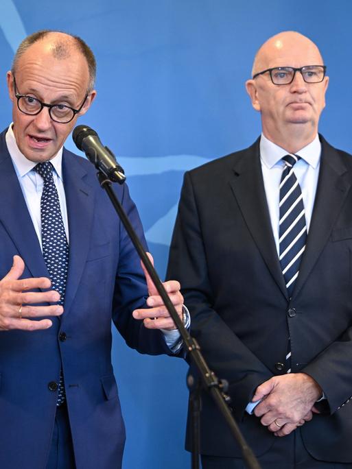 Potsdam: Bundeskanzler Friedrich Merz (l, CDU) und Brandenburgs Ministerpräsident Dietmar Woidke (SPD) geben ein gemeinsames Statement in der Staatskanzlei des Landes Brandenburg.