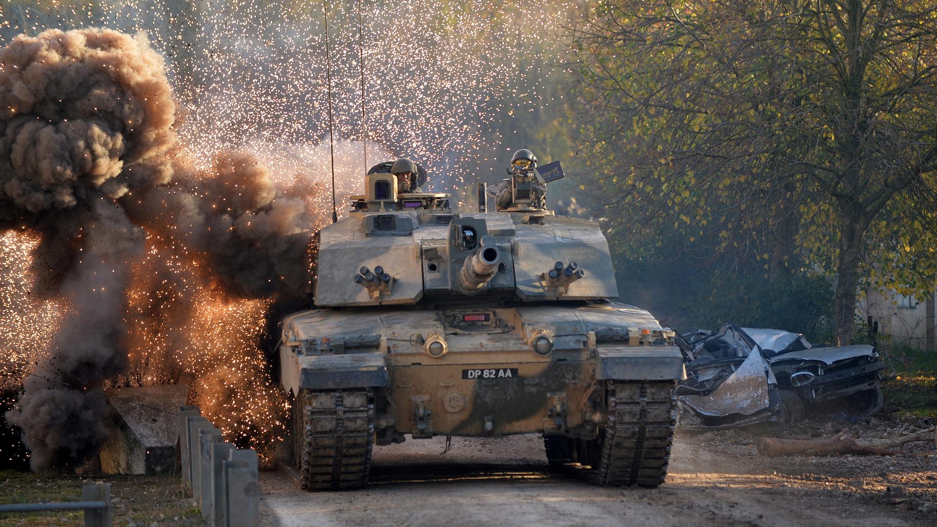 Abgebildet ist ein Challenger 2 (CR2), der an einer Land Combat Power Visit (LCPV)-Probe in Copehill Down Village, Salisbury Plain, teilnimmt, um sich auf einen Besuch des Verteidigungsministers vorzubereiten. Die Kings Royal Hussars (KRH) Battlegroup und die Royal Welsh demonstrierten die Kampfkraft ihrer Einheiten. Der Challenger 2 (CR2) ist der Hauptkampfpanzer der britischen Armee. Der CR2 basiert auf dem ursprünglichen Challenger 1-Panzer, der mit Auszeichnung bei Operationen im Golfkrieg und auf dem Balkan diente. 