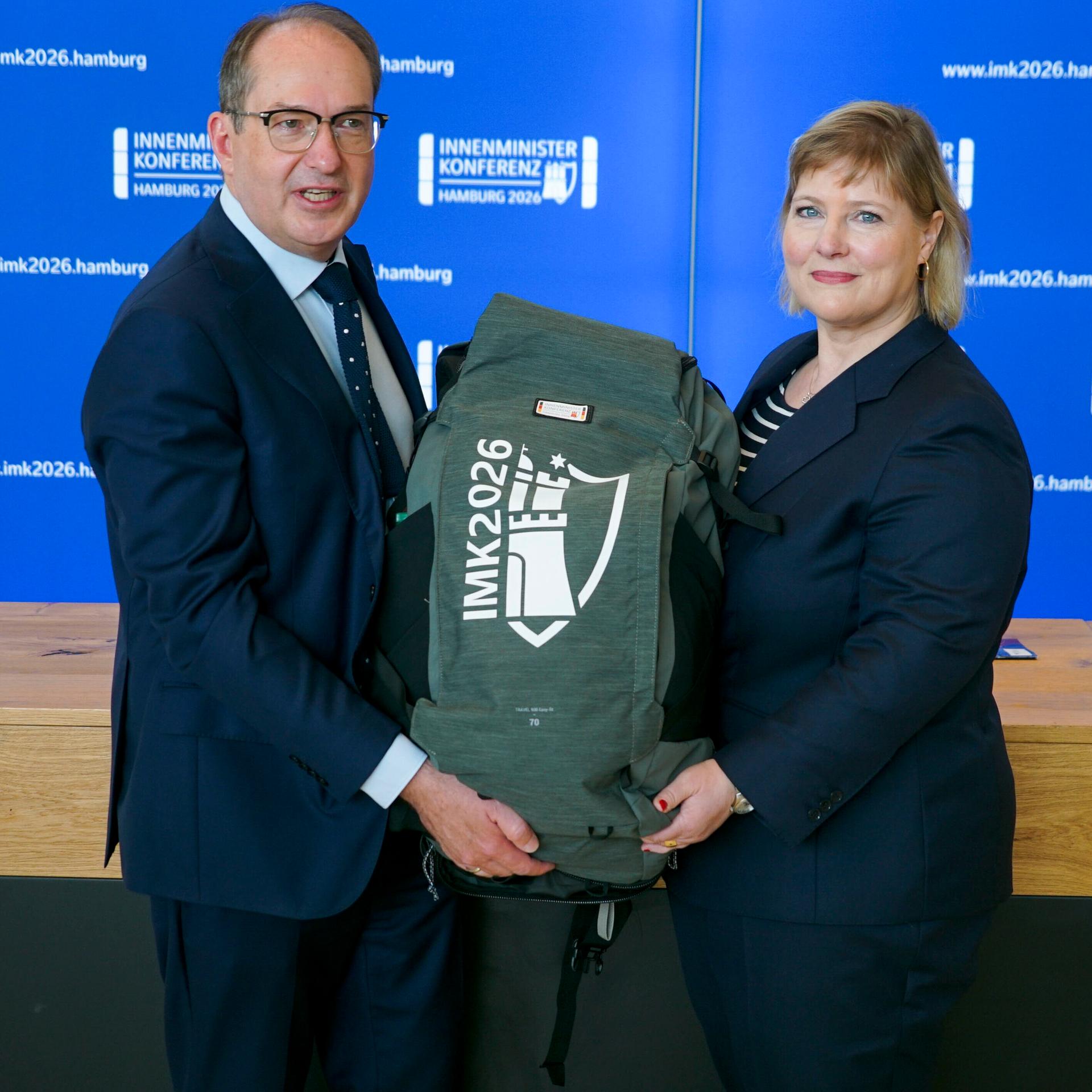 Innenminister Dobrindt und die Koordinatorin des Zivilschutzes in Deutschland, Grit Tüngler, bei der Präsentation des Notfallrucksacks