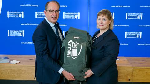 Innenminister Dobrindt und die Koordinatorin des Zivilschutzes in Deutschland, Grit Tüngler, bei der Präsentation des Notfallrucksacks