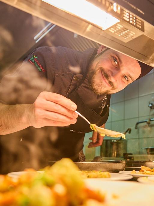 Eventkoch und Catering-Inhaber Stefan Herbolzheimer in seiner Küche Eventkoch und Catering-Inhaber Stefan Herbolzheimer in seiner Küche