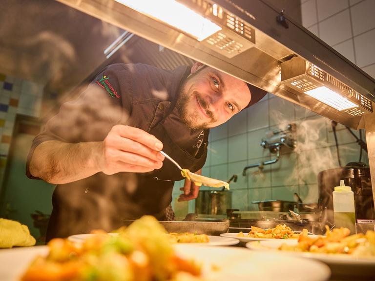 Eventkoch und Catering-Inhaber Stefan Herbolzheimer in seiner Küche Eventkoch und Catering-Inhaber Stefan Herbolzheimer in seiner Küche