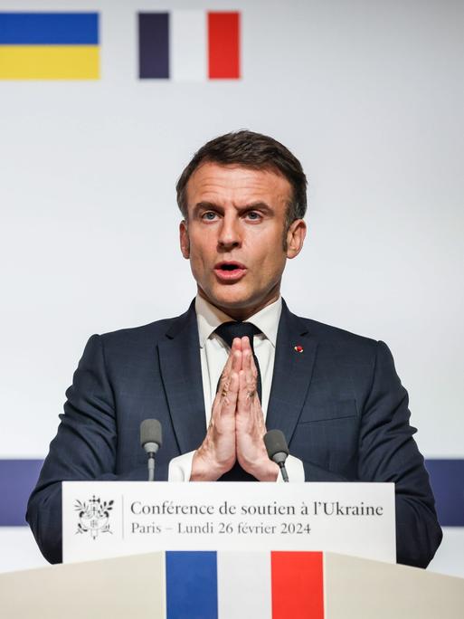 Frankreichs Präsident Emmanuel Macron steht an einem Rednerpult und spricht. 