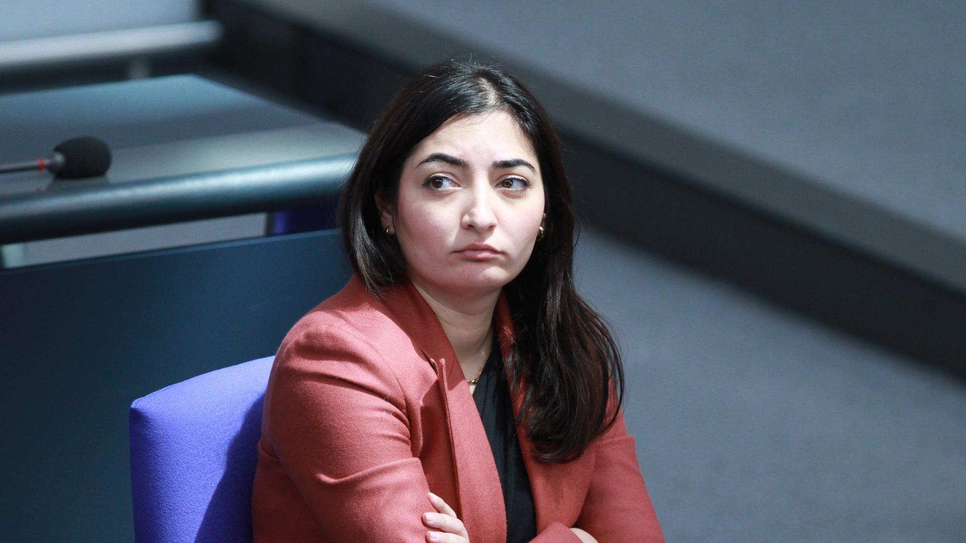 Reem Alabali-Radovan, SPD, Beauftragte der Bundesregierung für Antirassismus, Staatsministerin für Migration, Flüchtlinge und Integration sitzt im Bundestag