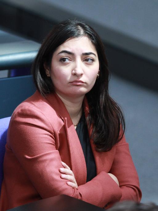 Reem Alabali-Radovan, SPD, Beauftragte der Bundesregierung für Antirassismus, Staatsministerin für Migration, Flüchtlinge und Integration sitzt im Bundestag