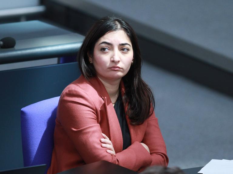 Reem Alabali-Radovan, SPD, Beauftragte der Bundesregierung für Antirassismus, Staatsministerin für Migration, Flüchtlinge und Integration sitzt im Bundestag