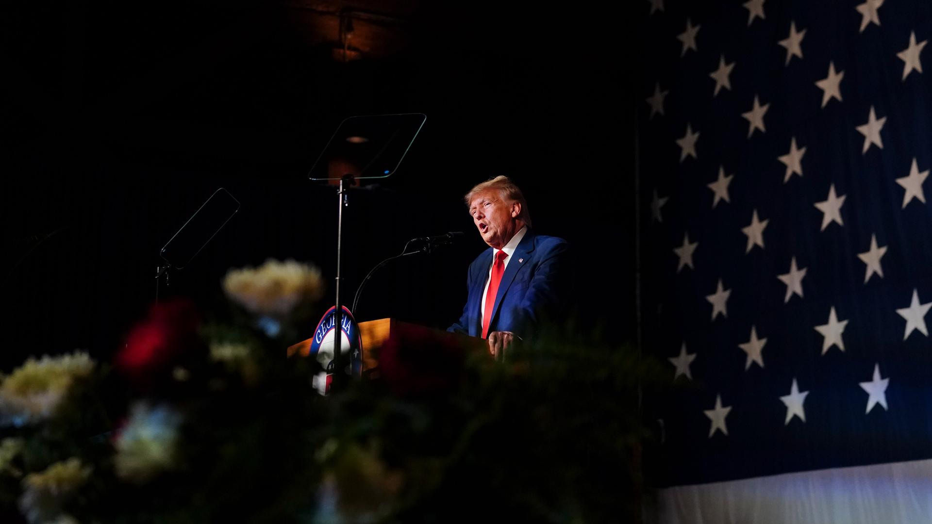 Donald Trump steht im Juni 2023 bei der Georgia Republican convention am Rednerpult.