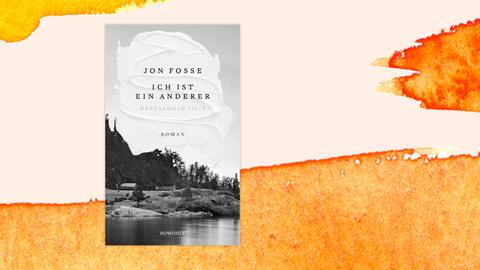 Cover des Romans "Ich ist ein anderer" von Jon Fosse vor orangefarbenem Aquarellhintergrund. Das Buchcover ist schwarz-weiß gehalten, es zeigt ein Foto einer Landschaft: Zwei Häuser stehen auf einer Wiese in der Nähe eines Ufers, sie sind umgeben von Wald.