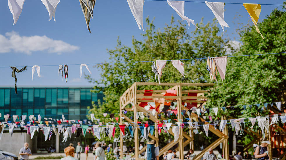 „Ein Atelier für gegenseitiges Interesse“ ist das Herzstück des Festivals OSTEN. Ein Ort, um zusammenzusitzen und sich auszutauschen. Hier bei der ersten Festivalausgabe 2022 im Kulturpalast Bitterfeld. „Ein Atelier für gegenseitiges Interesse“ ist das Herzstück des Festivals OSTEN. Ein Ort, um zusammenzusitzen und sich auszutauschen. Hier bei der ersten Festivalausgabe 2022 im Kulturpalast Bitterfeld.