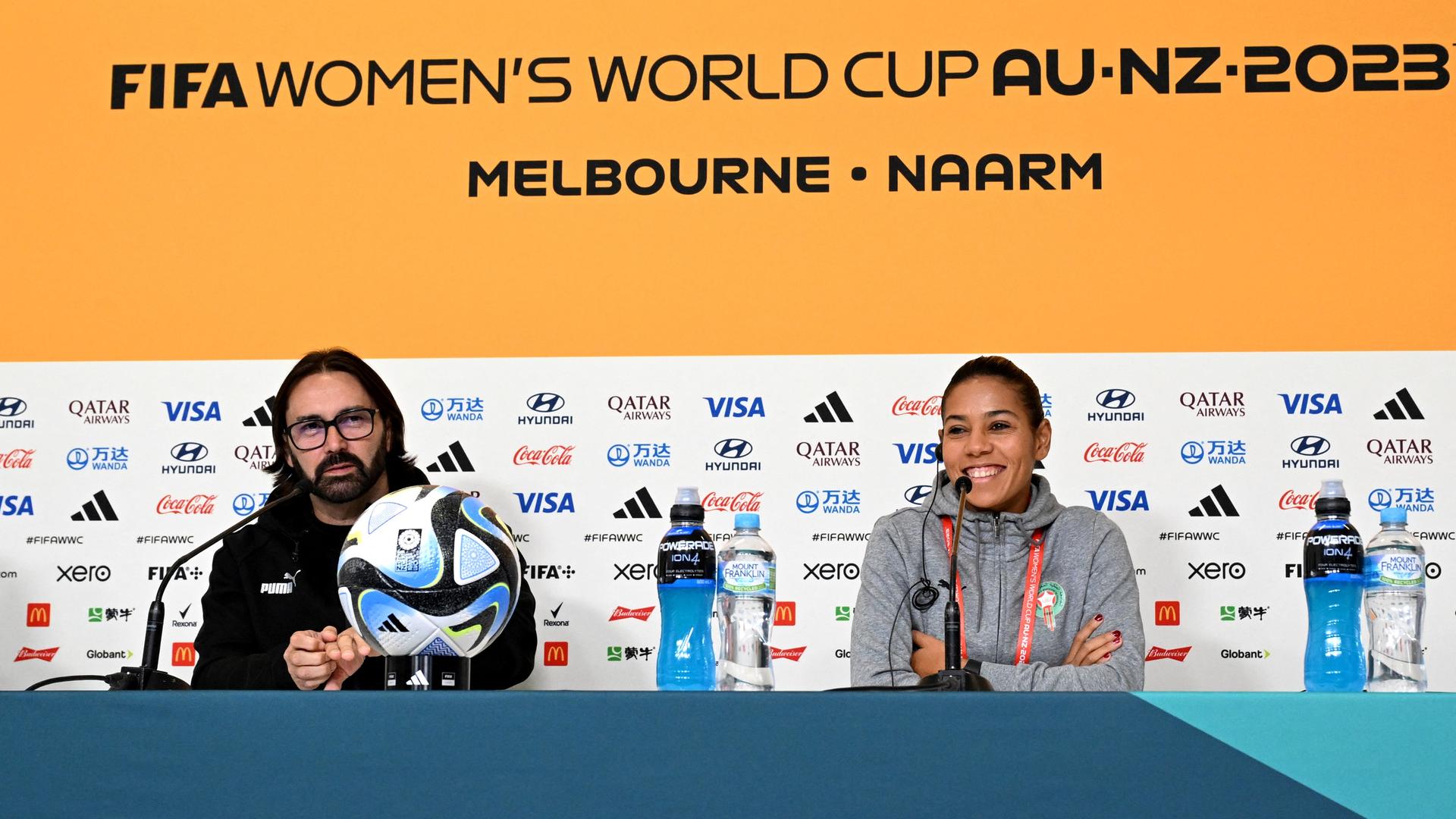 Das Foto zeigt die Kapitänin der marokkanischen Fußballerinnen, Ghizlane Chebbak, und Nationaltrainer Reynald Pedros.